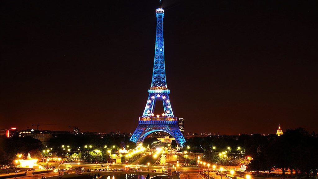 Eiffel Tower during sunset desktop wallpaper