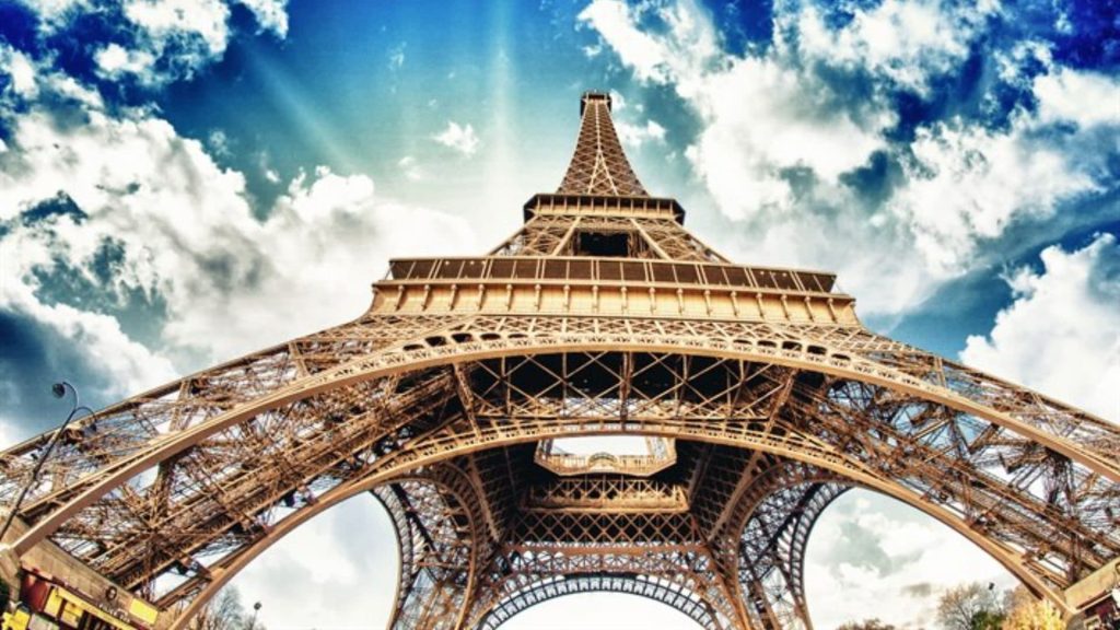 Eiffel Tower minimalist 4k desktop wallpaper