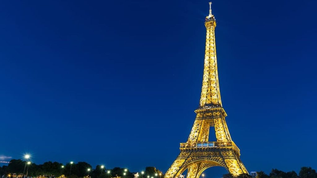 Eiffel Tower reflection in water desktop wallpaper
